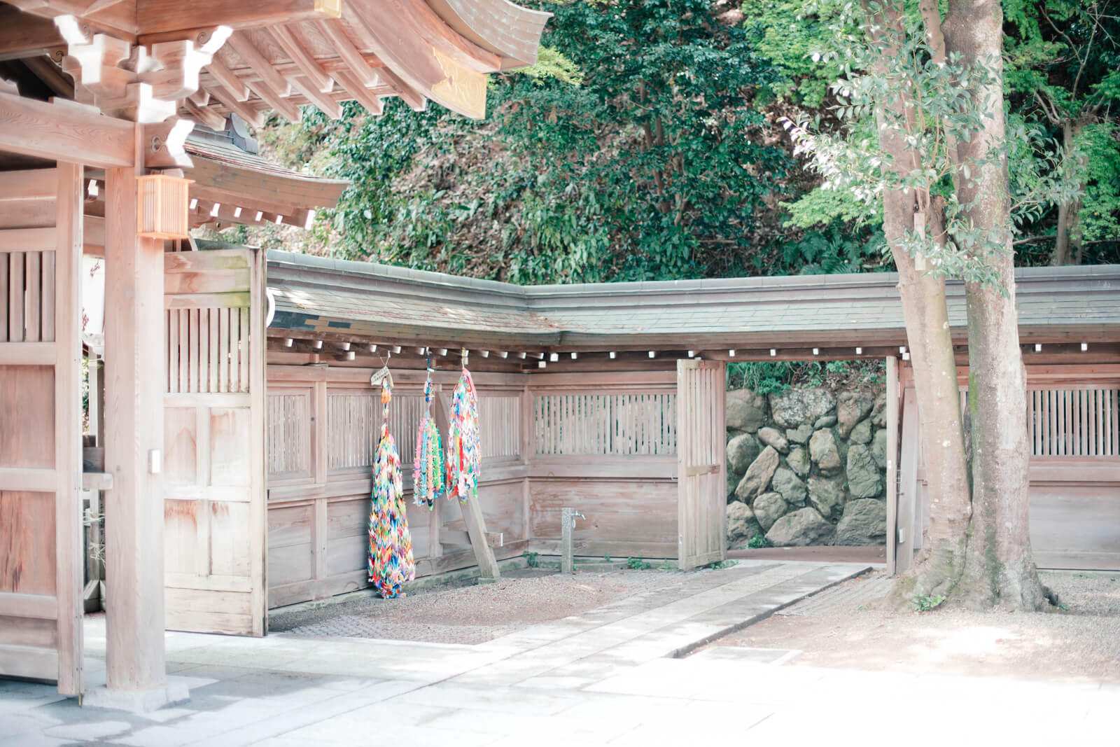 高麗神社の境内 千羽鶴
